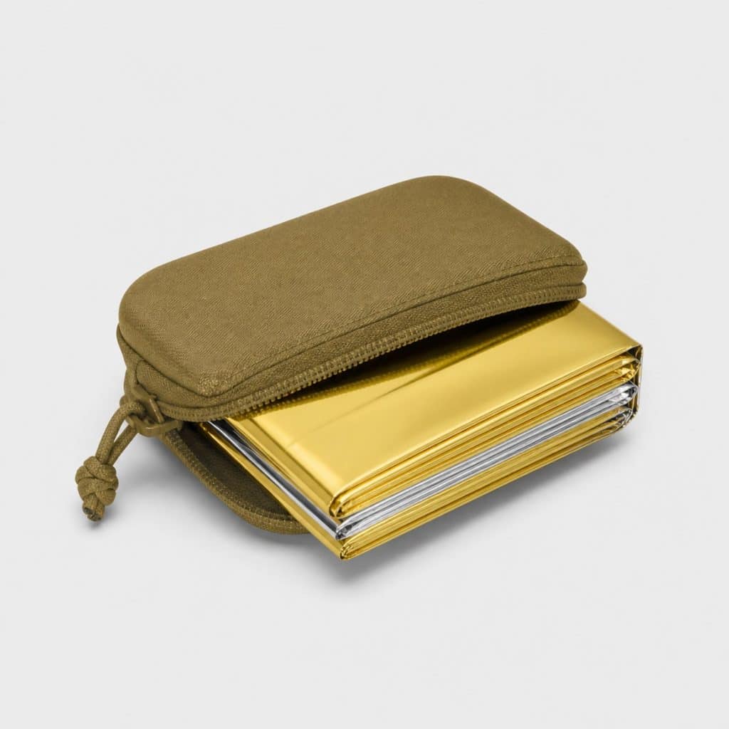 Couverture de survie pliée dans son étui compact