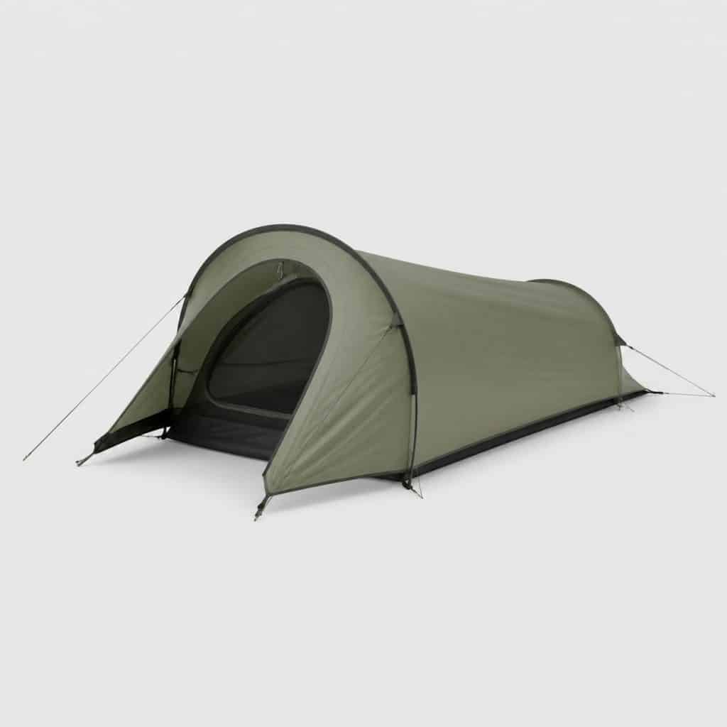 Petite tente tunnel solo vert sauge, silhouette basse et compacte